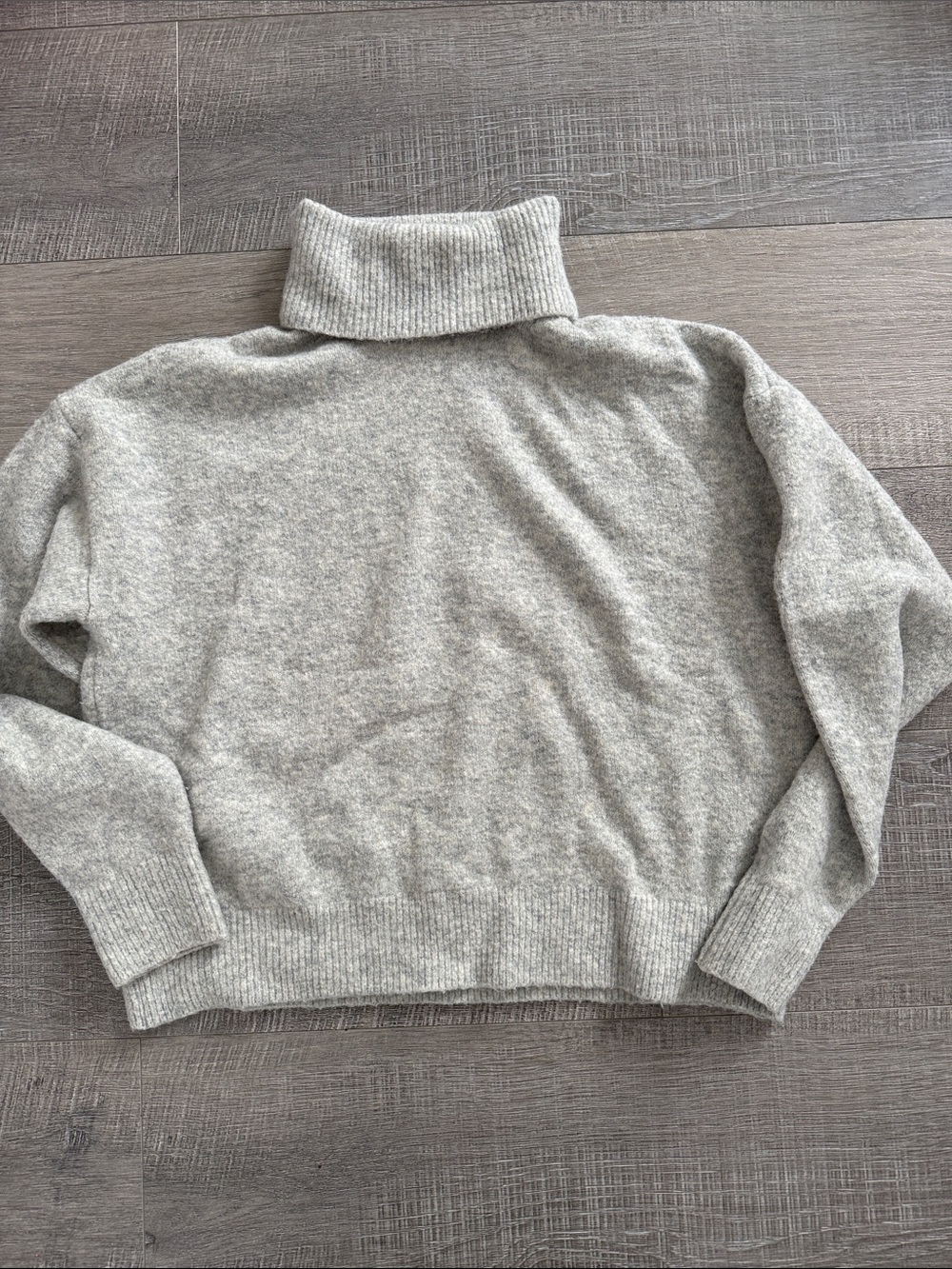 H&M Light Gray Turtleneck Sweater - Cozy Ribbed Neck